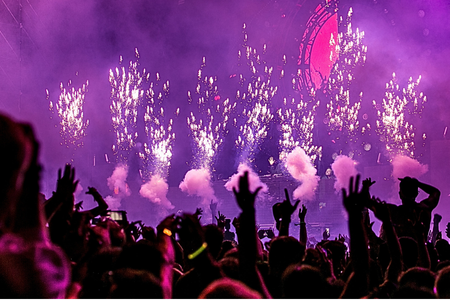 Public qui peut faire la fête en festival car il n'y a pas de queue aux toilettes grâce à Happy Festy