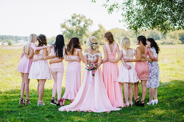 Femmes lors d'un mariage où l'accès aux sanitaires est facilité par Happy Festy