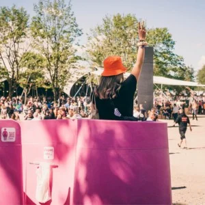 Festivalières dans un urinoir féminin Happy Festy qui danse