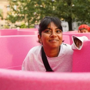 Femme pouvant uriner durant un festival grâce à l'urinoir féminin Happy Festy