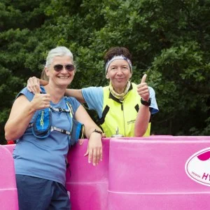 Coureuses qui font une pause grâce à l'urinoir féminin Happy Festy
